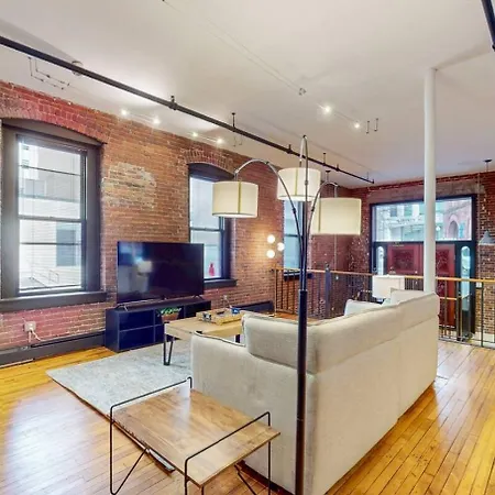 Ferienwohnung Expansive Back Bay 2-Level Loft, Sleeps 6, 2B2B